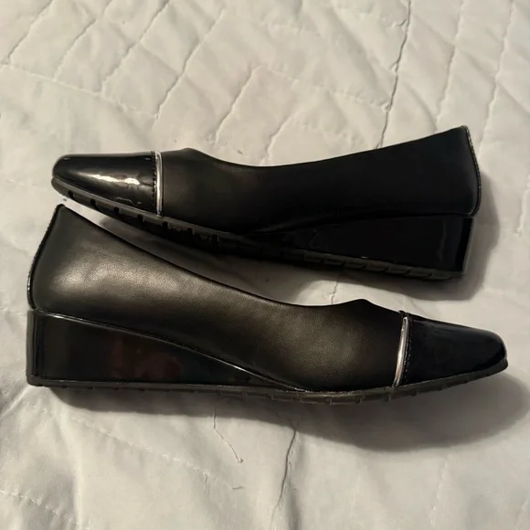 Anne Klein Black Patent Toe Flats - Picture 5 of 7